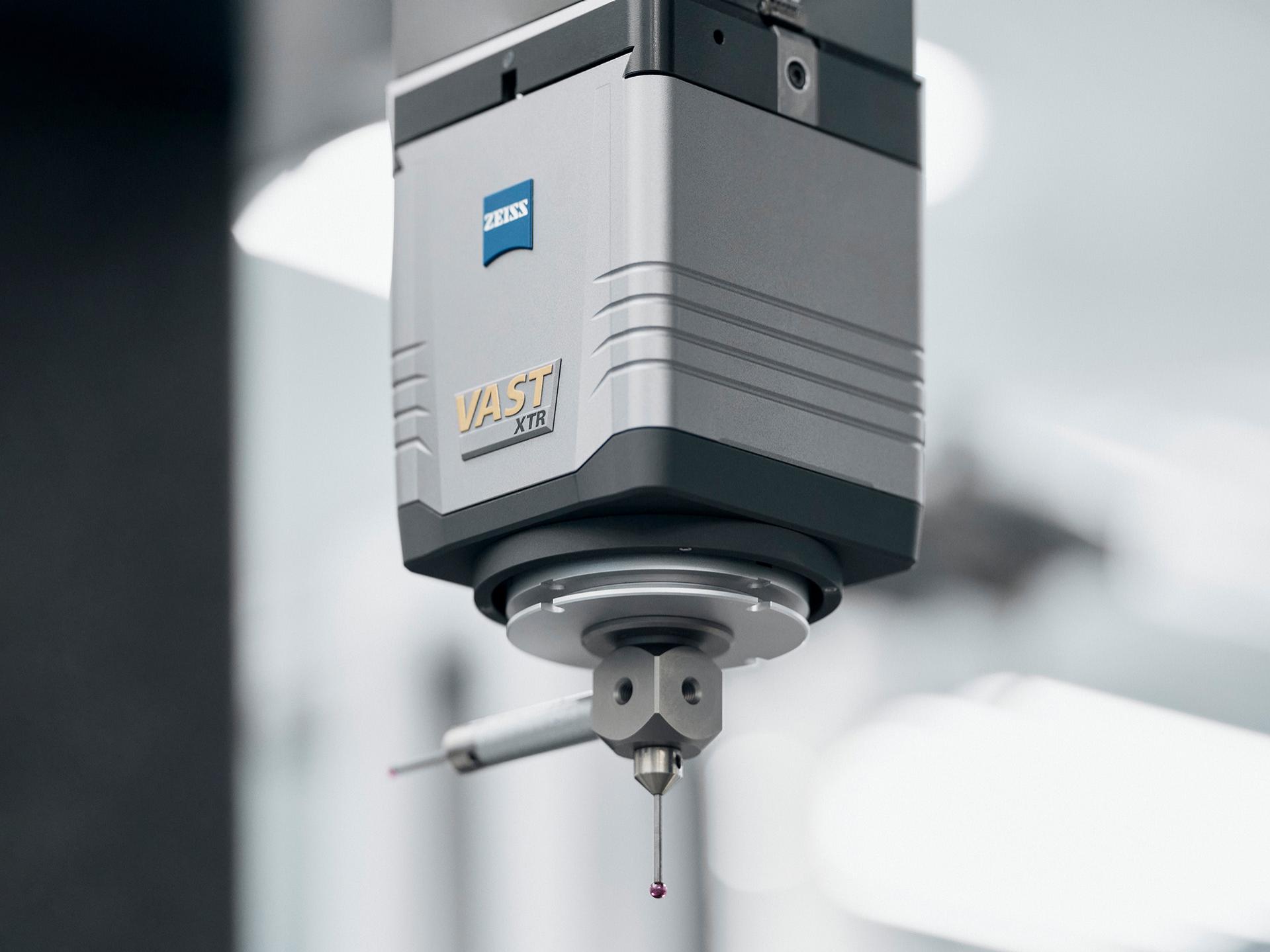 스위블 조인트가 있는 ZEISS VAST XTR gold를 사용하면 다양한 각도의 위치를 사용할 수 있습니다.