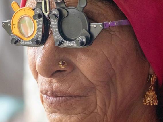 굴절 안경을 착용하고 있는 중년 여성.