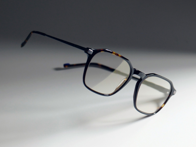 은은한 금빛의 ZEISS DuraVision Gold UV 코팅이 더해진, 갈색 프레임의 투명 렌즈 안경
