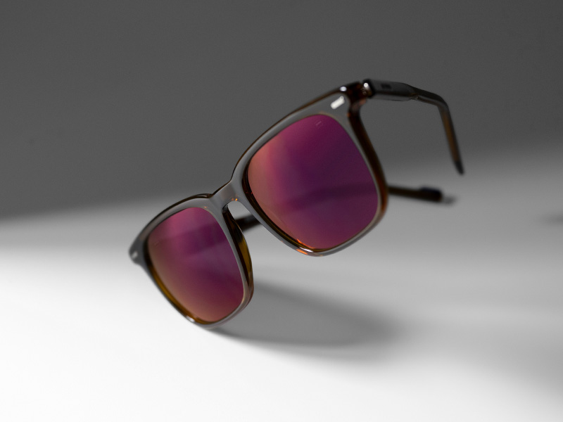 버건디 컬러 틴트 선글라스 렌즈에 적용된 ZEISS DuraVision Gold UV 코팅