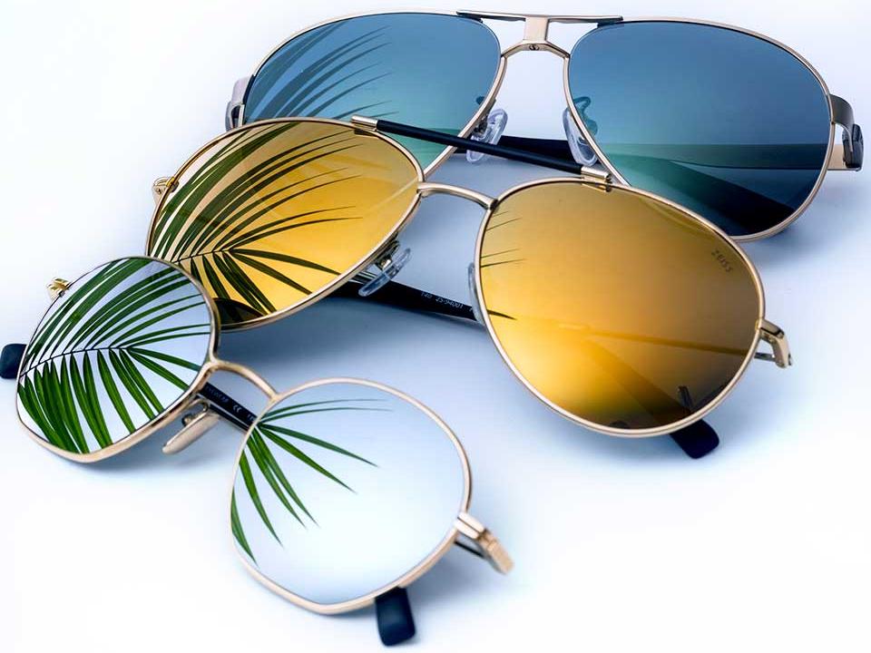 다양한 색상(투명, 노란색 및 파란색)의 미러 렌즈 코팅이 적용된 3개의 선글라스 사진 