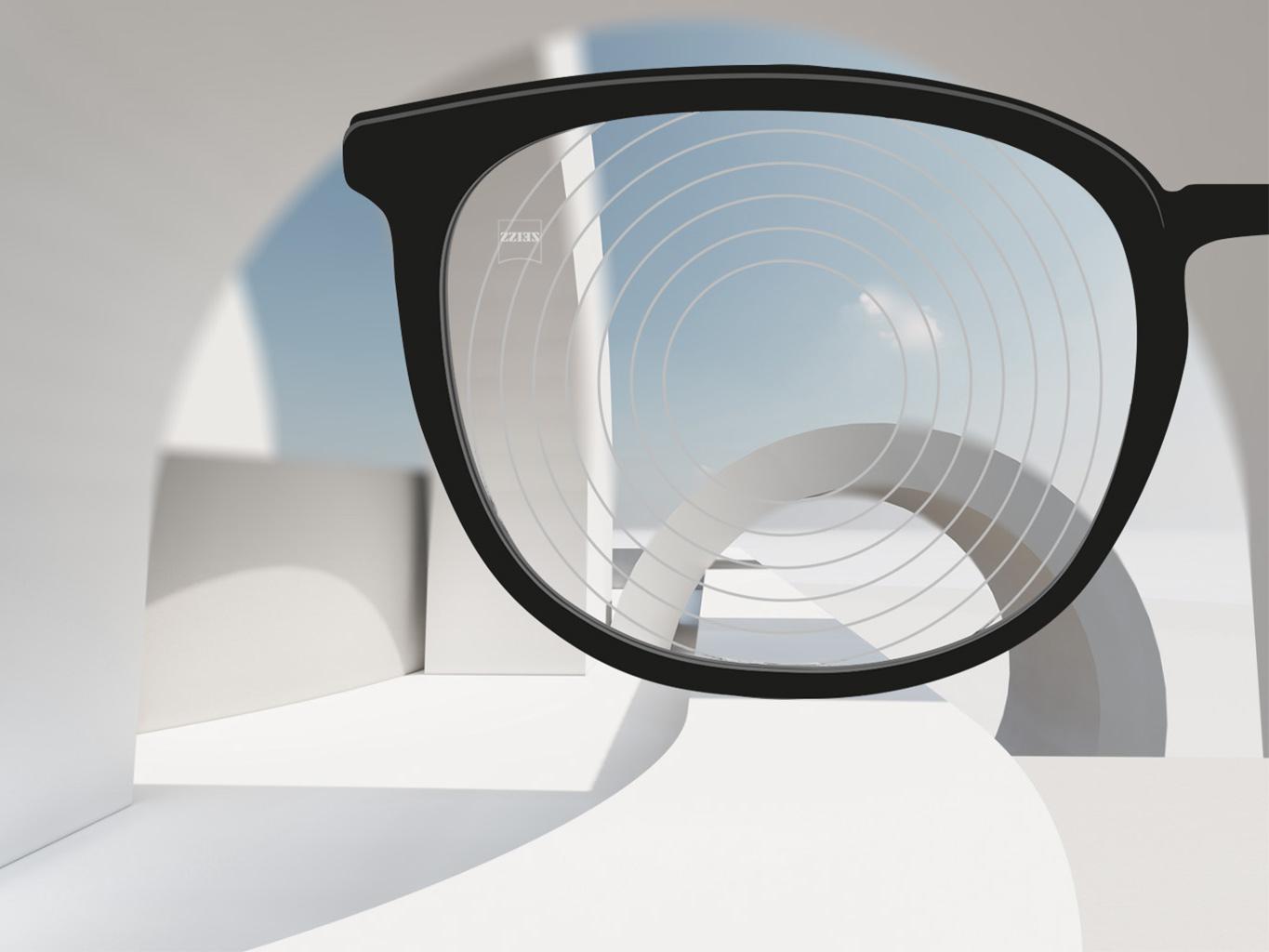 자이스 근시 관리 렌즈의 클로즈업 이미지, 안경테는 검은색이고 렌즈 표면에 동심원이 그려져 있다.