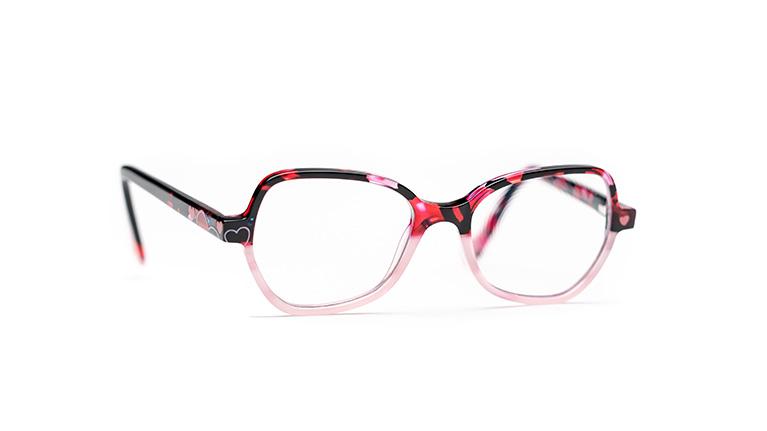 어린이 안경 렌즈에 하트가 그려진 검은색, 빨간색, 분홍색 안경테가 장착되어 있다.