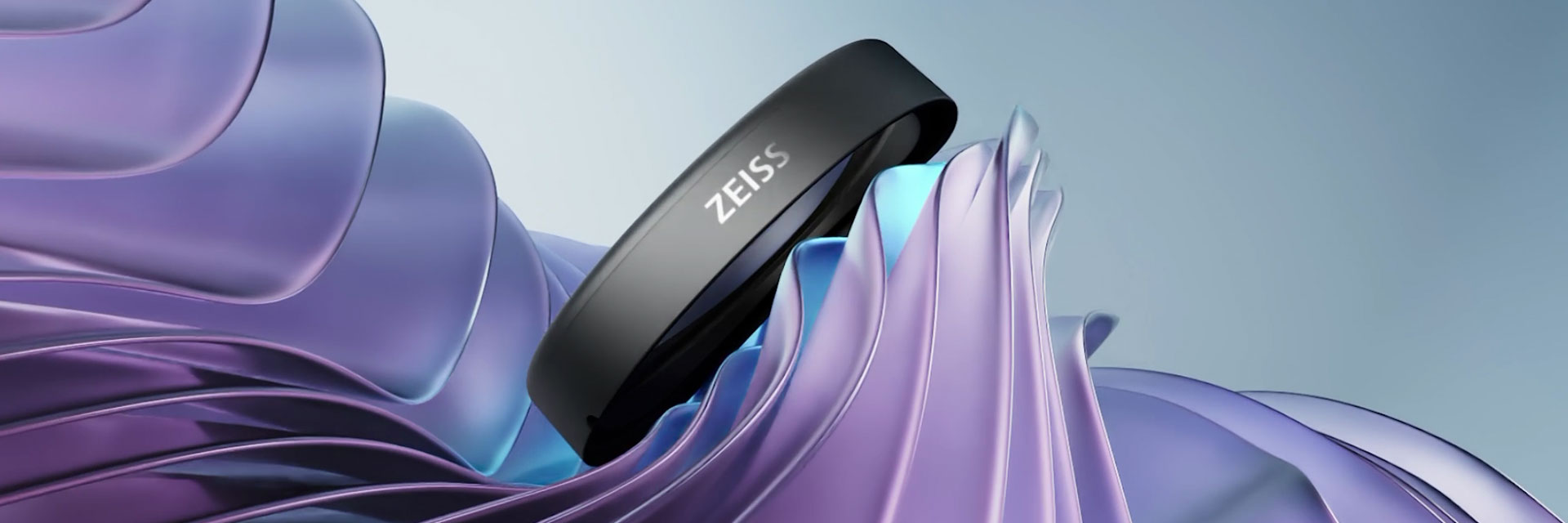 Apple Vision Pro용 ZEISS Optical Inserts의 측면 클로즈업. ZEISS 로고가 보인다.