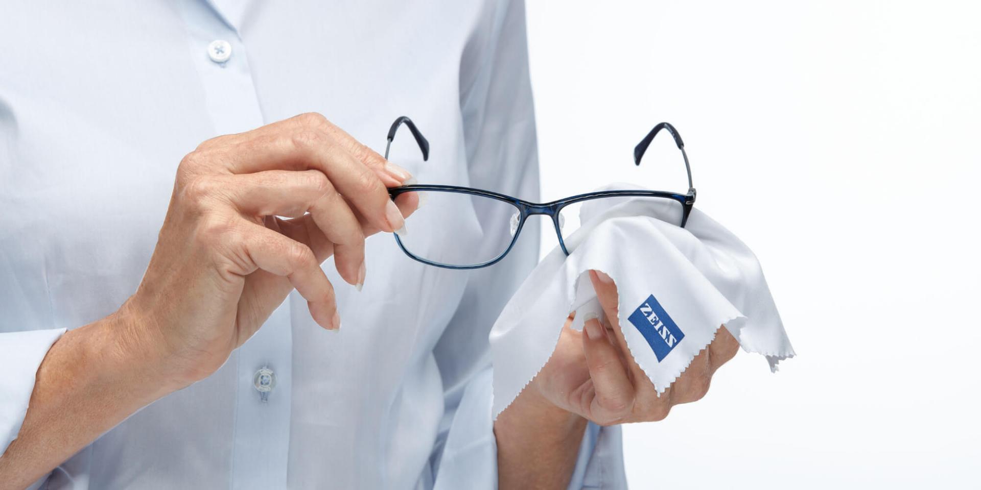 안경 렌즈를 어떻게 관리해야 할까요?