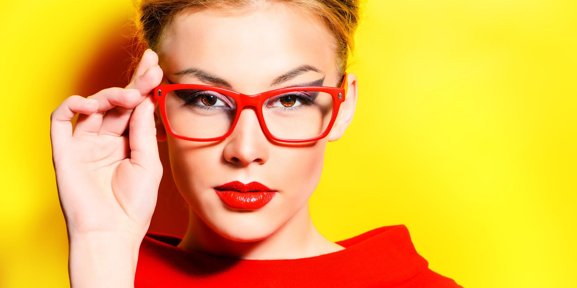 안경이나 콘택트 렌즈를 착용하는 여성을 위한 메이크업 팁