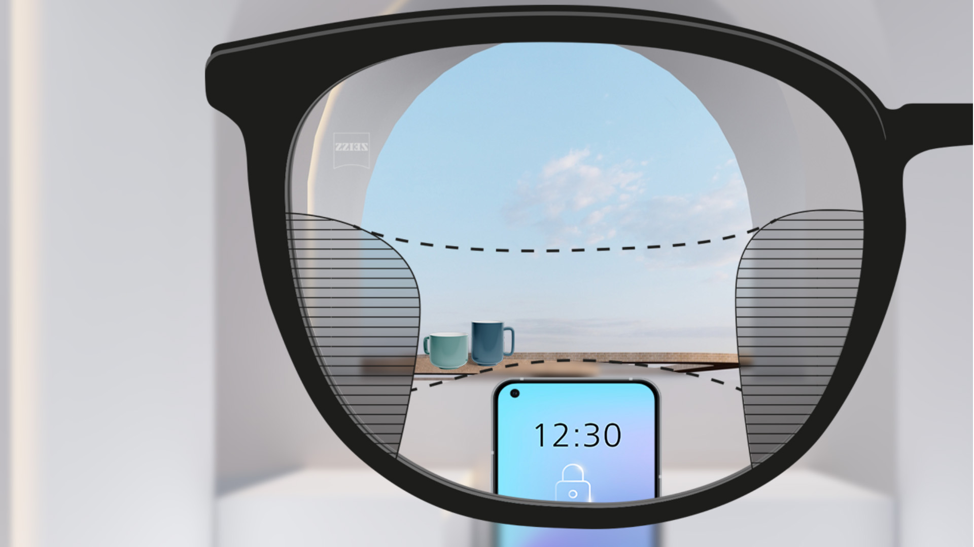 자이스 스마트라이프 누진 렌즈의 시점으로 본 모습. 저 멀리 스마트폰과 잔이 보이며, 렌즈는 완전히 선명하고 왼쪽과 오른쪽의 흐릿한 부분은 좁다.