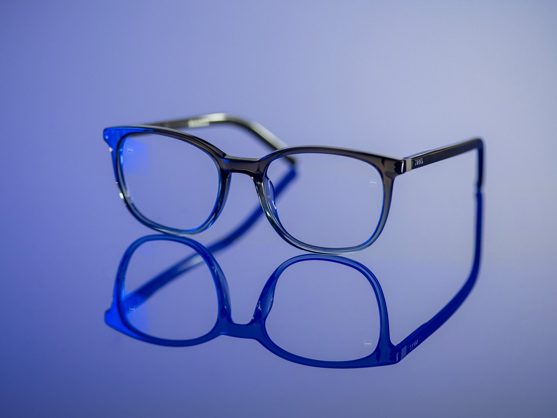 푸르스름한 빛에 안경이 보인다. 자이스 렌즈에 블루가드 렌즈 재질이 적용되어 있다. 렌즈에는 은은한 블루 잔여반사만 눈에 띈다.