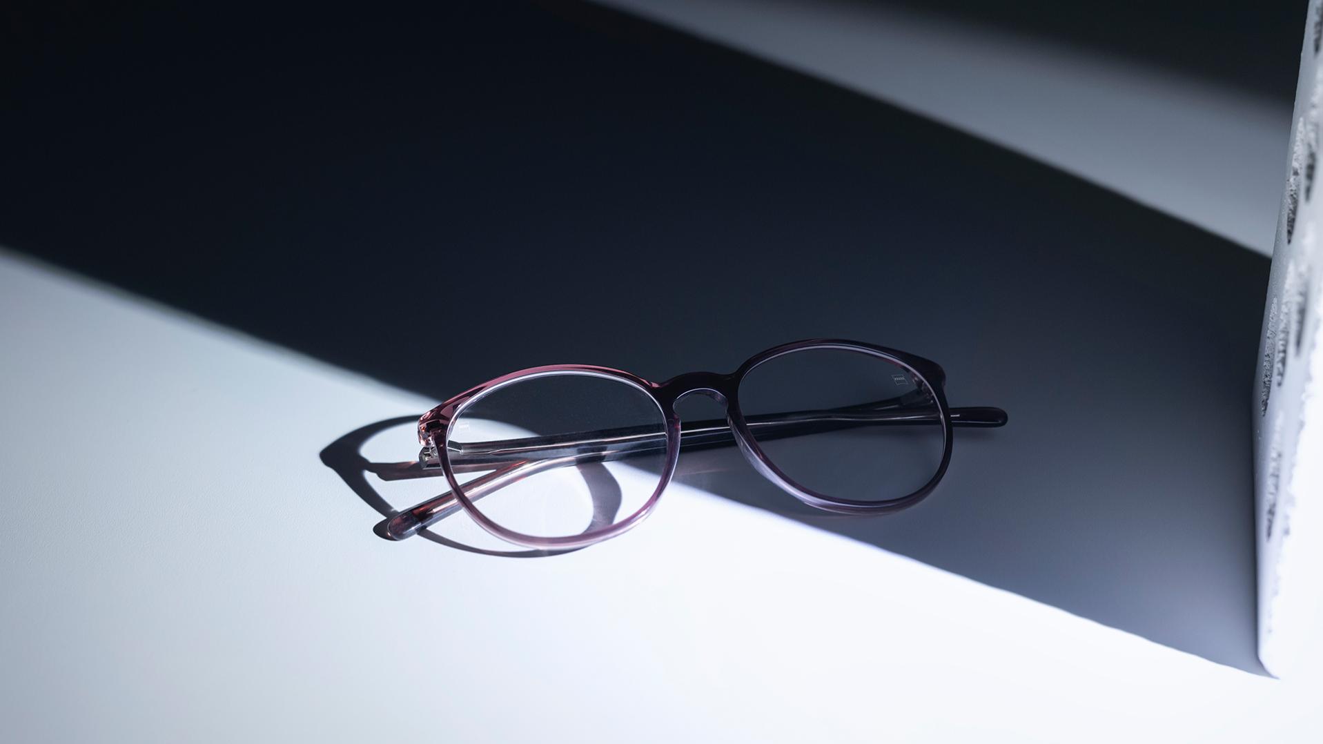 자이스 렌즈가 장착되고 듀라비전® 코팅이 적용된 안경. 한 부분은 그늘에 놓여 있고 한 부분은 햇빛을 받고 있다.