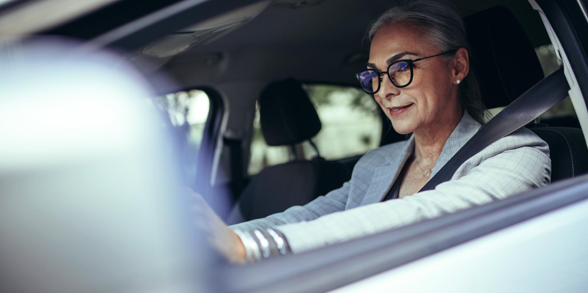 운전 중인 노년기 여성이 자이스 드라이브세이프 렌즈를 착용하고 있다.