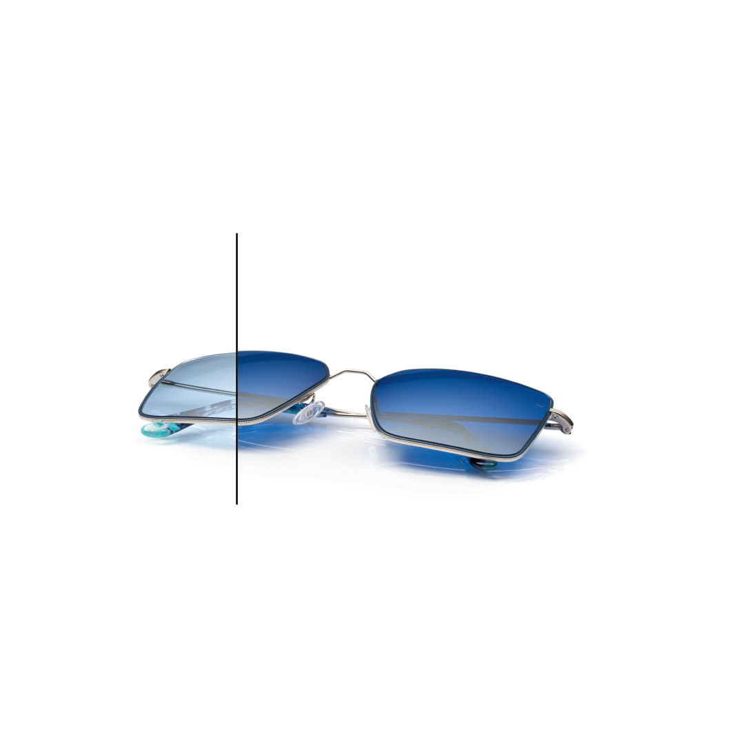 자이스 포토퓨전 X 블루 색상에 자이스 듀라비전 플래쉬 미러 코팅 다이아몬드 색상이 적용된 안경. 색상 차이를 보여주기 위해 한 렌즈의 절반은 완전히 짙어지지 않았다.