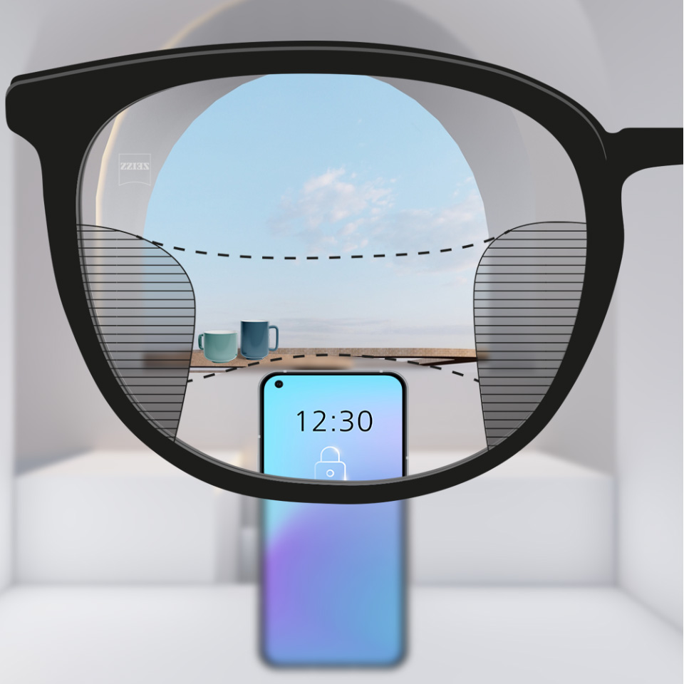 이미지 슬라이더를 움직이며 비교해 보면, 왼쪽의 기존 다초점 렌즈에서는 시야부가 제한되어 있는 반면에, 오른쪽의 프리미엄 렌즈에서는 선명하게 보이는 시야부가 넓어진 것을 알 수 있다.