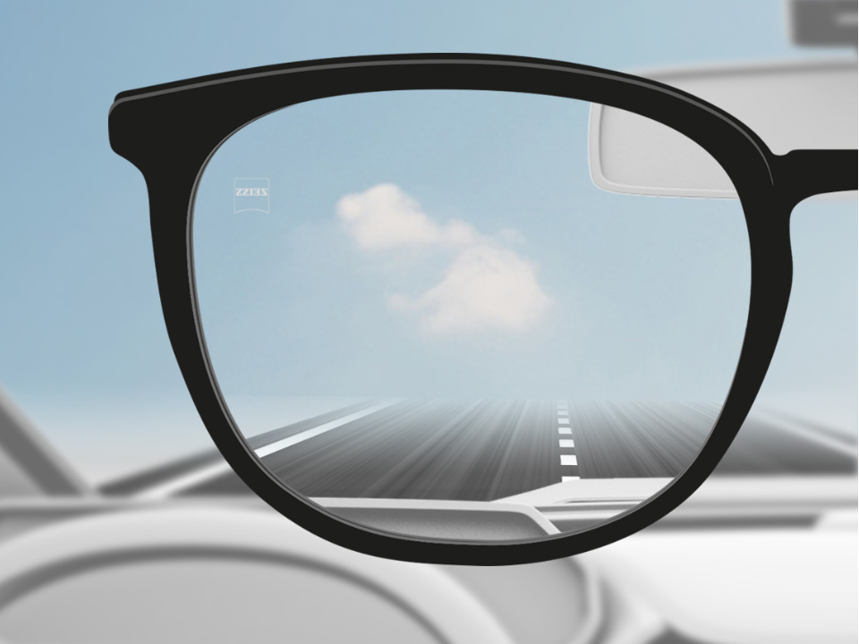 자이스 드라이브세이프 단초점 렌즈를 착용한 운전자의 시점으로 본 모습. 렌즈가 완전히 선명하다.