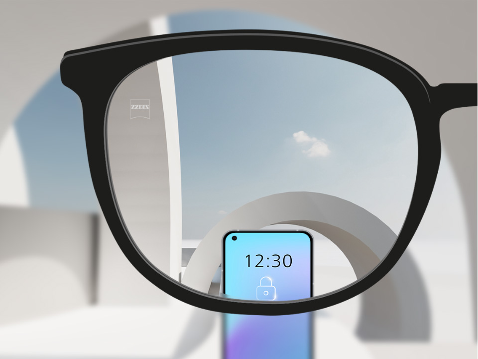 자이스 스마트라이프 단초점 렌즈의 시점으로 본 모습. 스마트폰이 보이고 렌즈가 완전히 선명하다.
