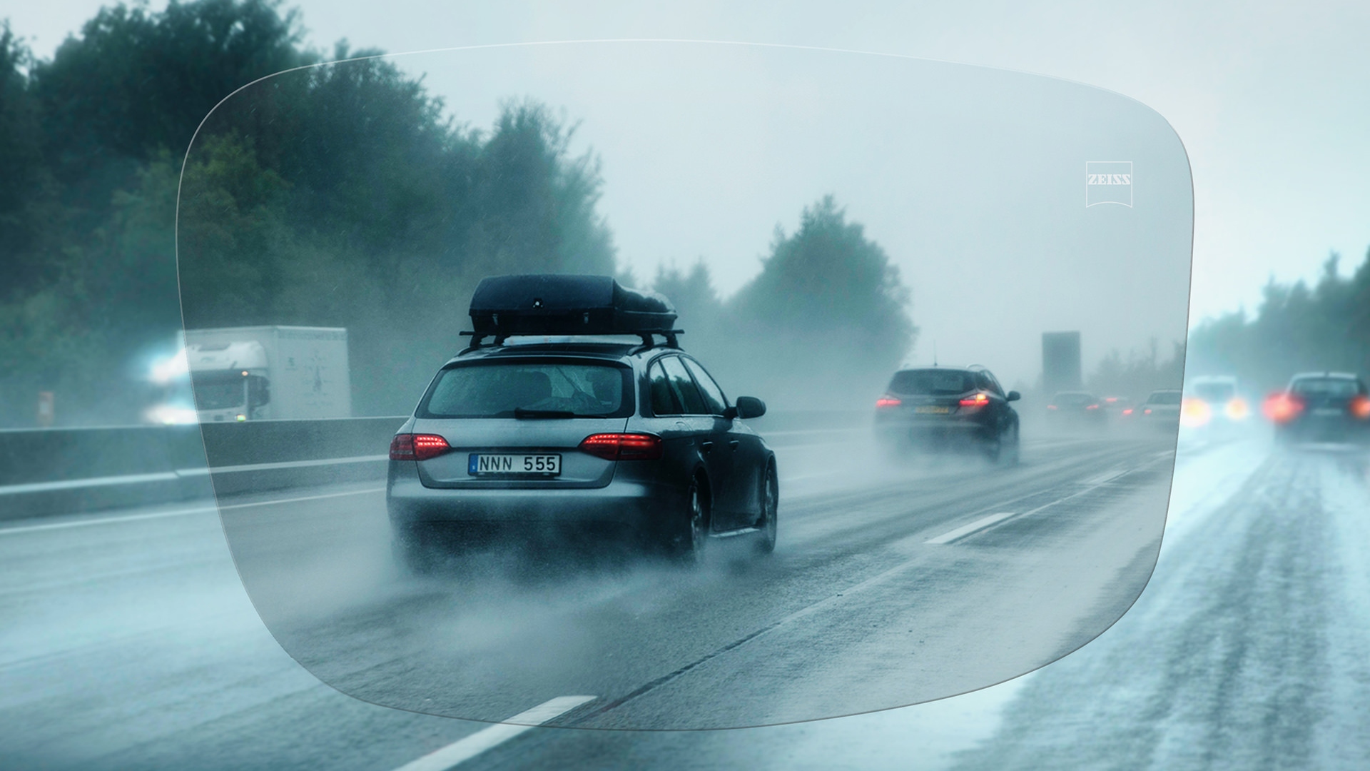 자이스 드라이브세이프 단초점 인디비주얼 렌즈를 통해 보이는 비 오는 날의 고속도로
 