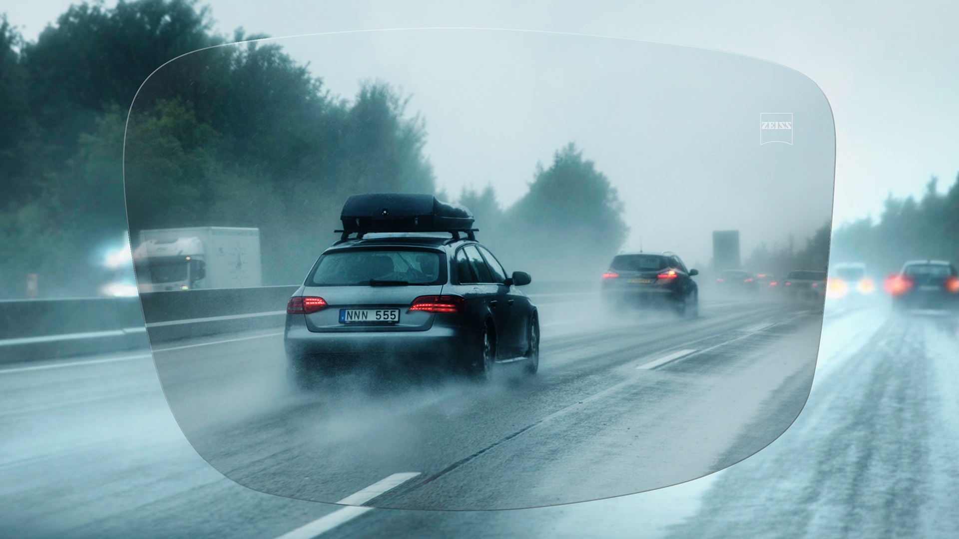 자이스 드라이브세이프 단초점 렌즈를 통해 보이는 비 오는 날의 고속도로 
