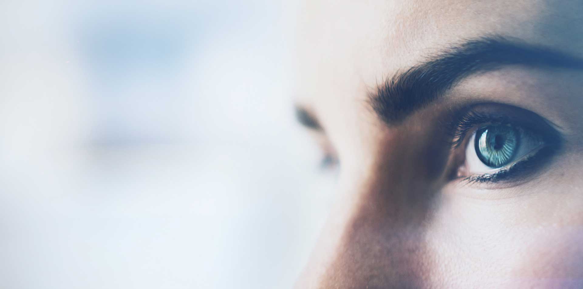 시각 효과로 여성의 눈 근접촬영, 흰색 배경과 분리