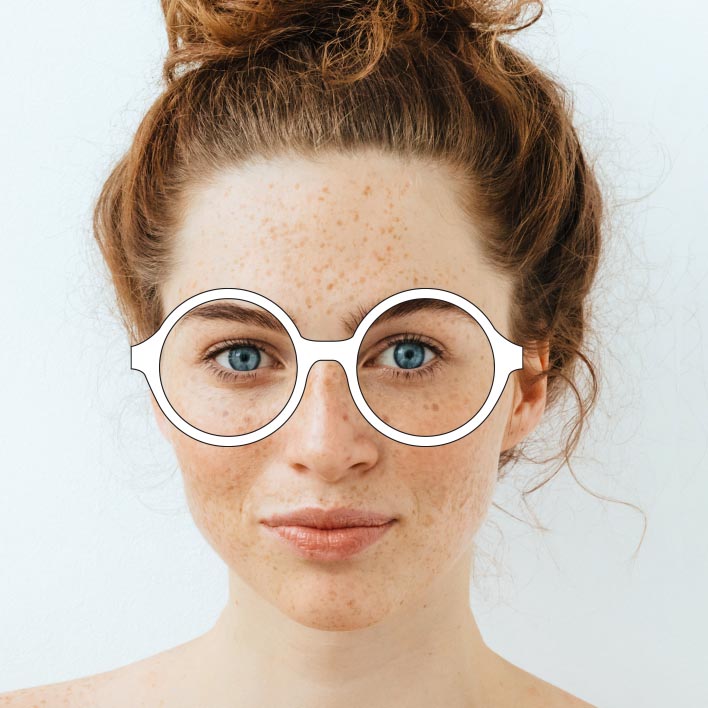 젊은 여성이 렌즈 측정값이 적힌 그림 안경을 착용하고 있다. 둥근 안경테에서, 캣아이 안경테로, 사각형 안경테로 모양이 바뀌면서 측정값이 조정된다.